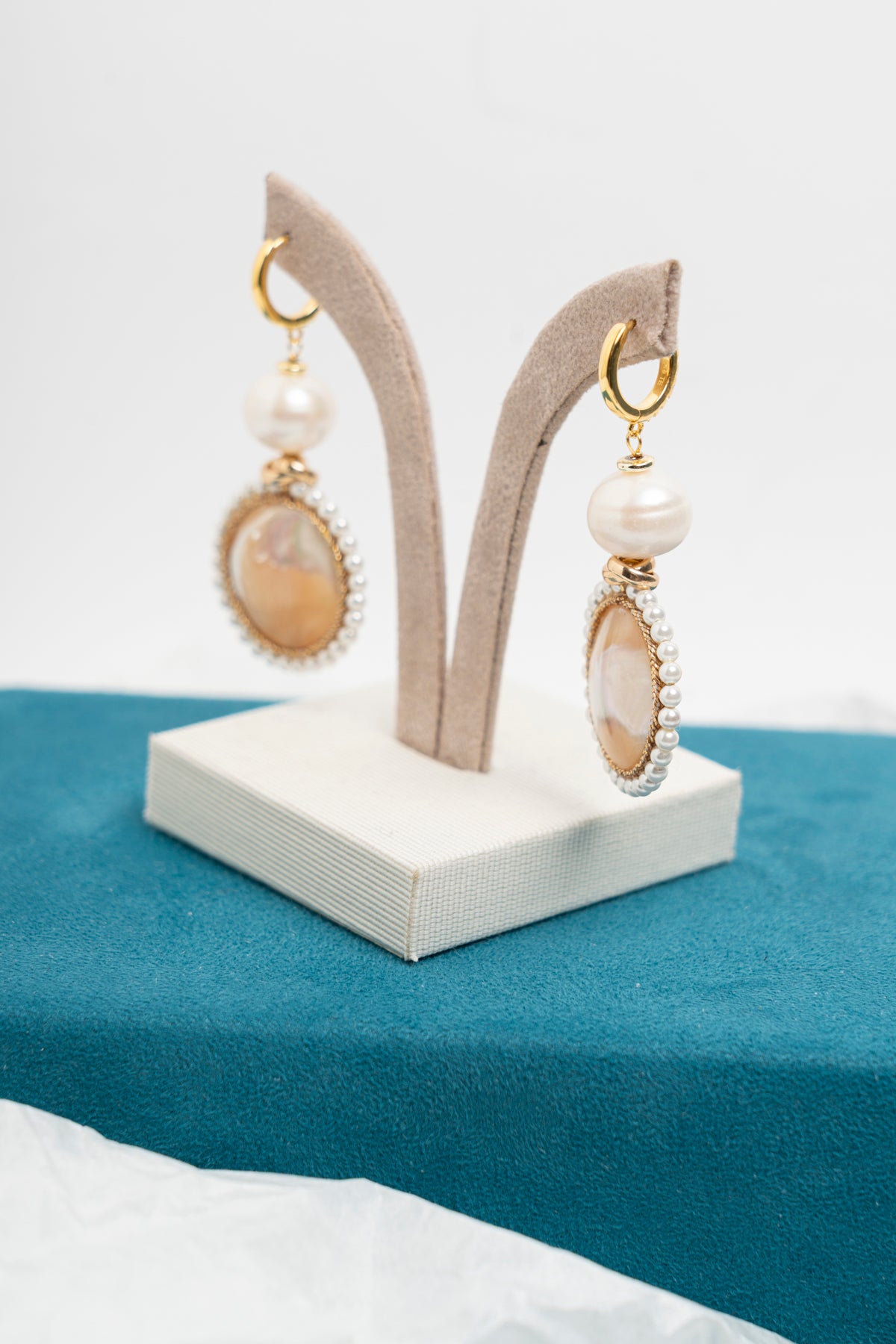 SICYLUI - ORECCHINI PENDENTI CON MADREPERLA E PERLE DI FIUME