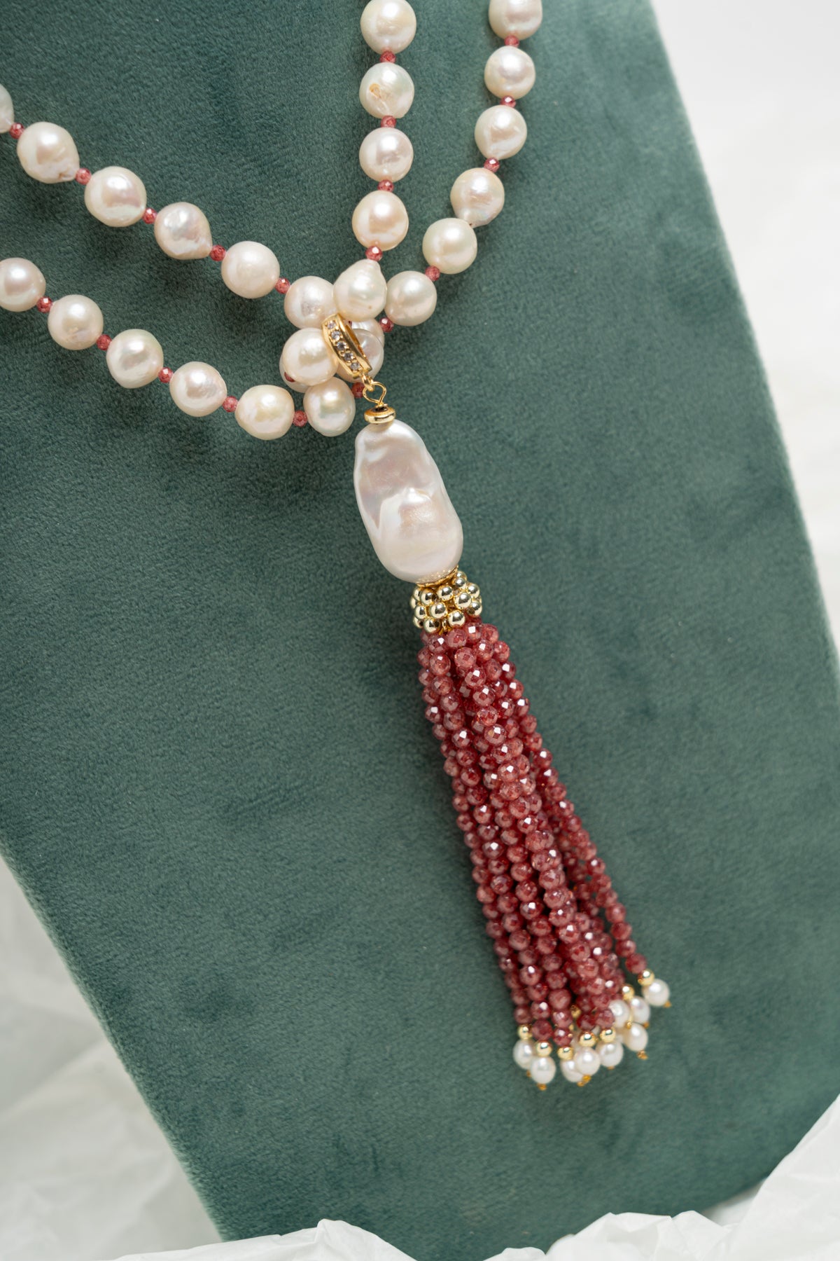 SICYLUI - COLLANA CON PERLE DI FIUME E NAPPA IN ZIRCONI ROSSO RUBINO