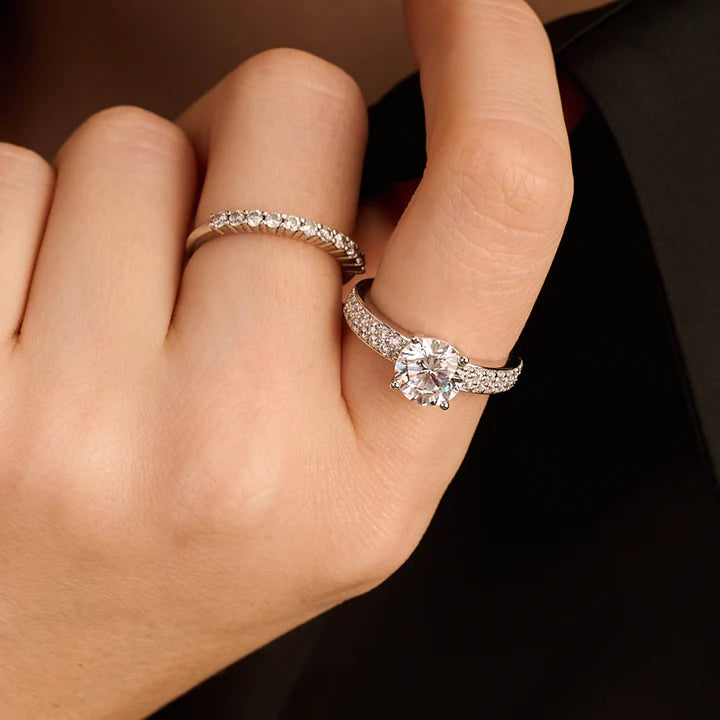 TI SENTO - ANELLO SOLITARIO IN ARGENTO CON ZIRCONE CENTRALE E PAVE' LATERALE