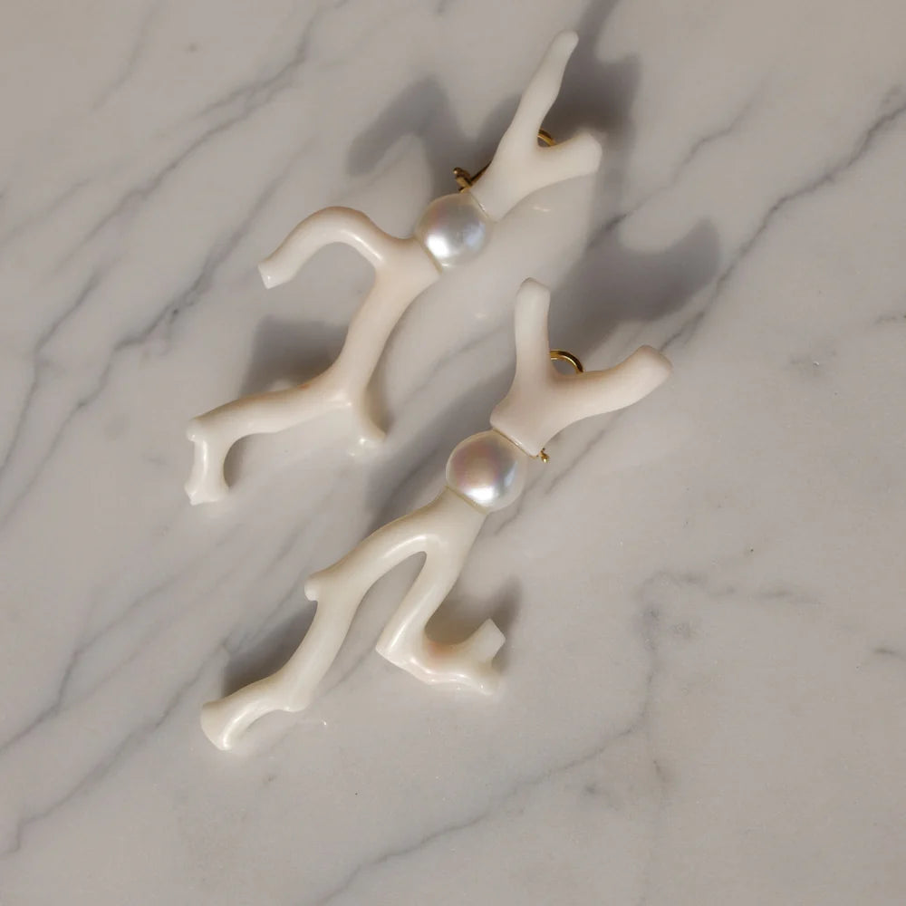 ORECCHINI PENDENTI CORALLO BIANCO E PERLA