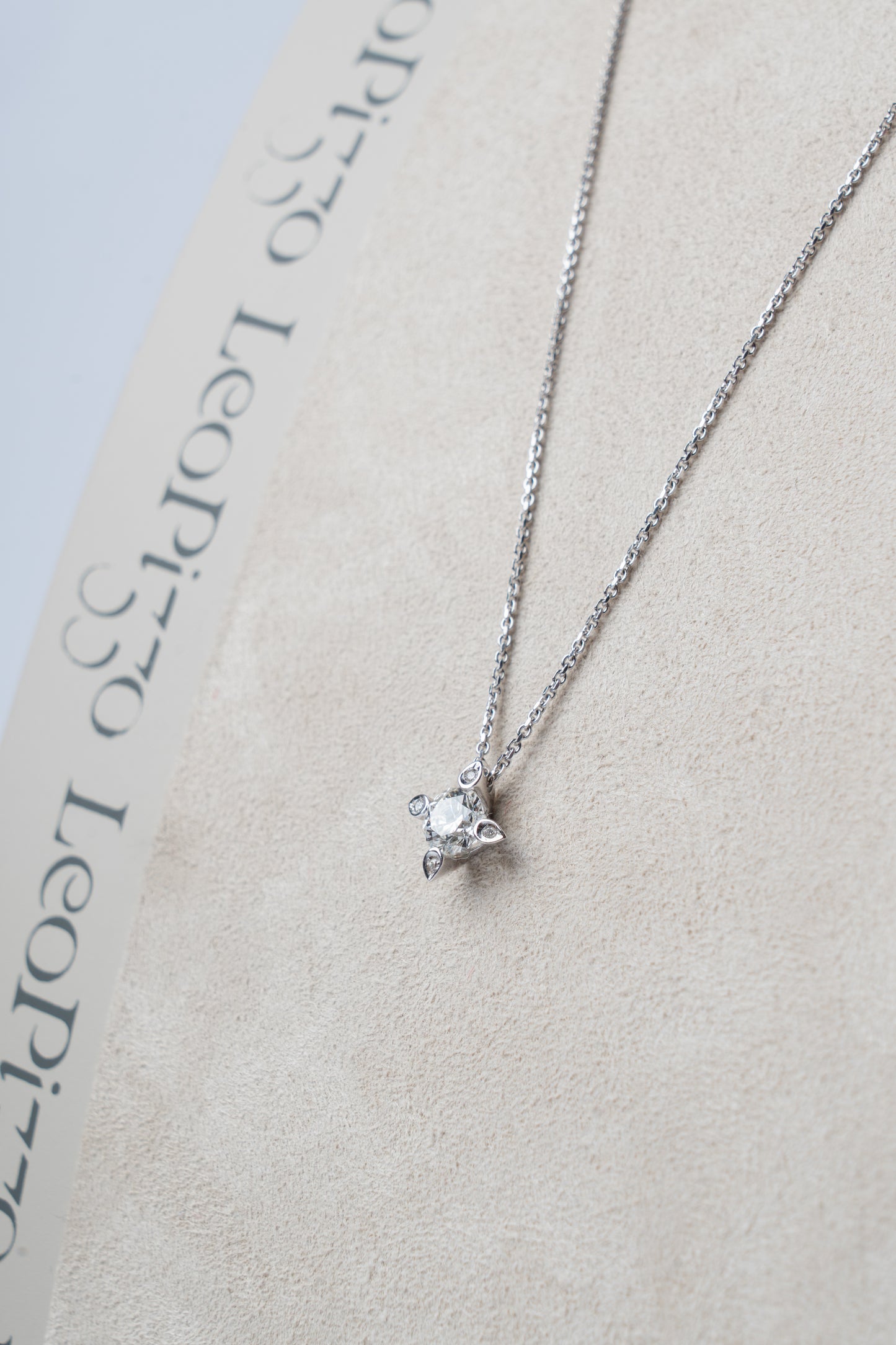 LEO PIZZO - COLLANA PUNTO LUCE CON DIAMANTE CENTRALE E 4 DIAMANTINI SULLE PUNTE