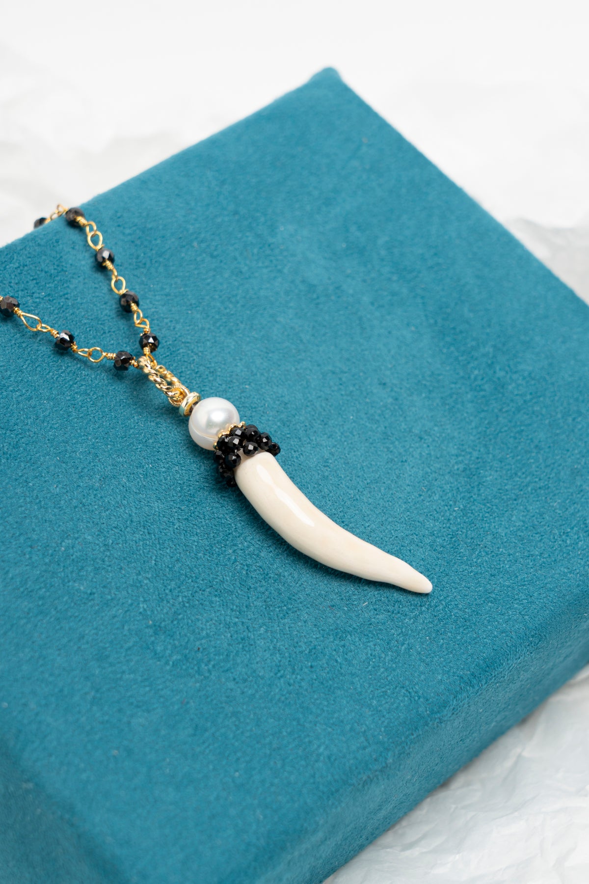 SICYLUI - COLLANA CORNO PICCOLO IN CERAMICA PANNA E NERO CON PERLA