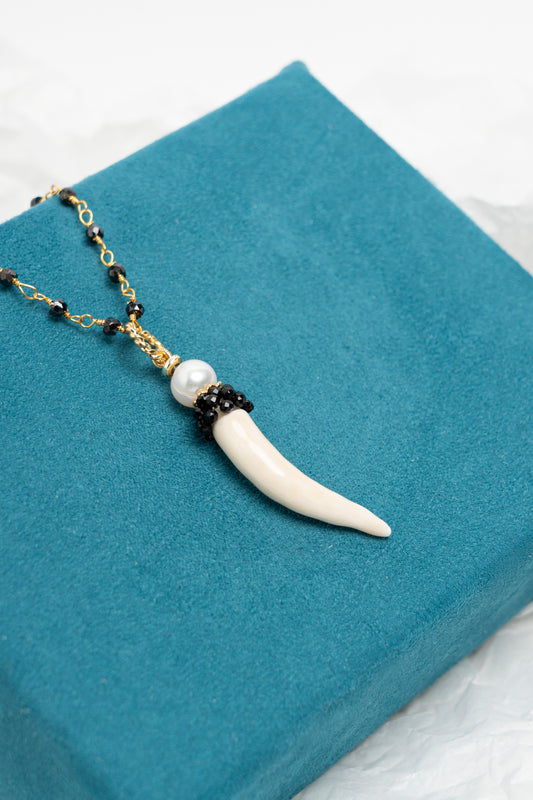 SICYLUI - COLLANA CORNO PICCOLO IN CERAMICA PANNA E NERO CON PERLA