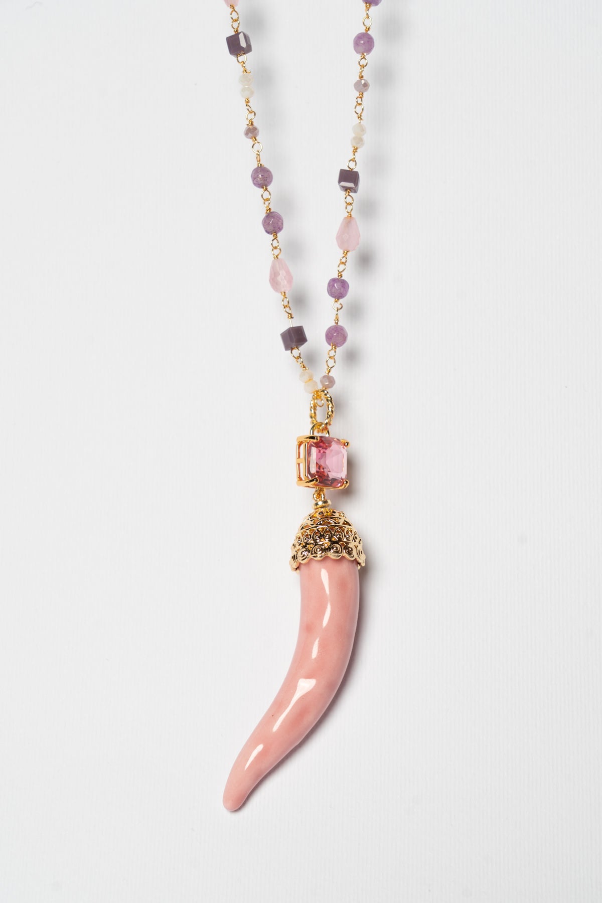 SICYLUI - COLLANA CORNO IN CERAMICA ROSA CON CRISTALLO ROSA E CORALLINI LILLA