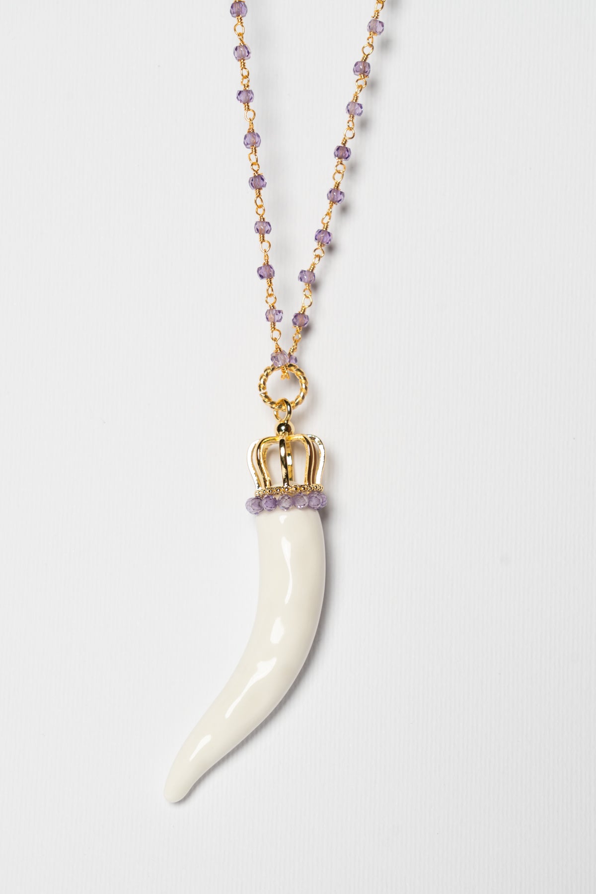 SICYLUI - COLLANA CORNO IN CERAMICA BIANCO CON CORONA E CORALLINI VIOLA
