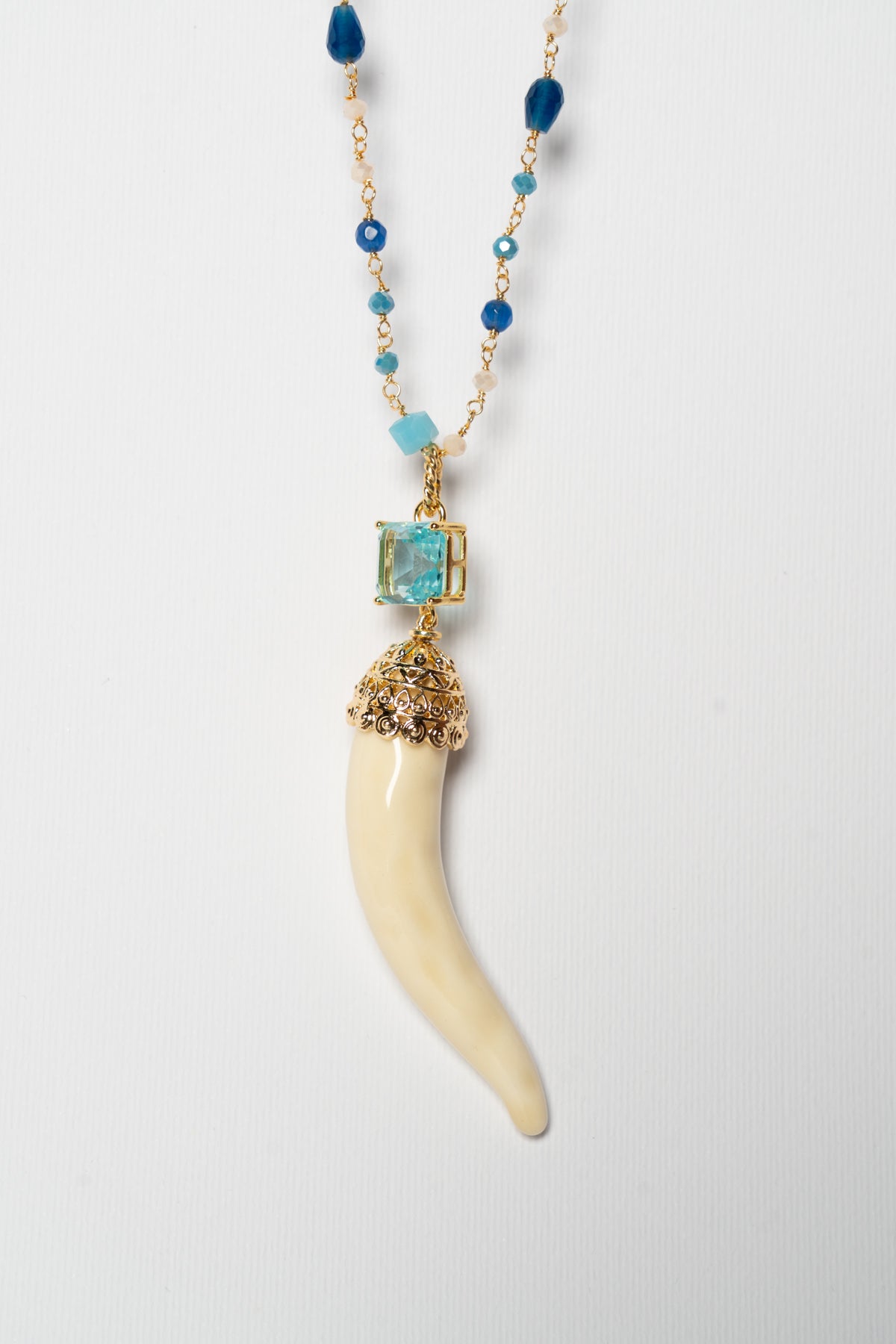 SICYLUI - COLLANA CORNO IN CERAMICA BURRO CON CRISTALLO CENTRALE AZZURRO