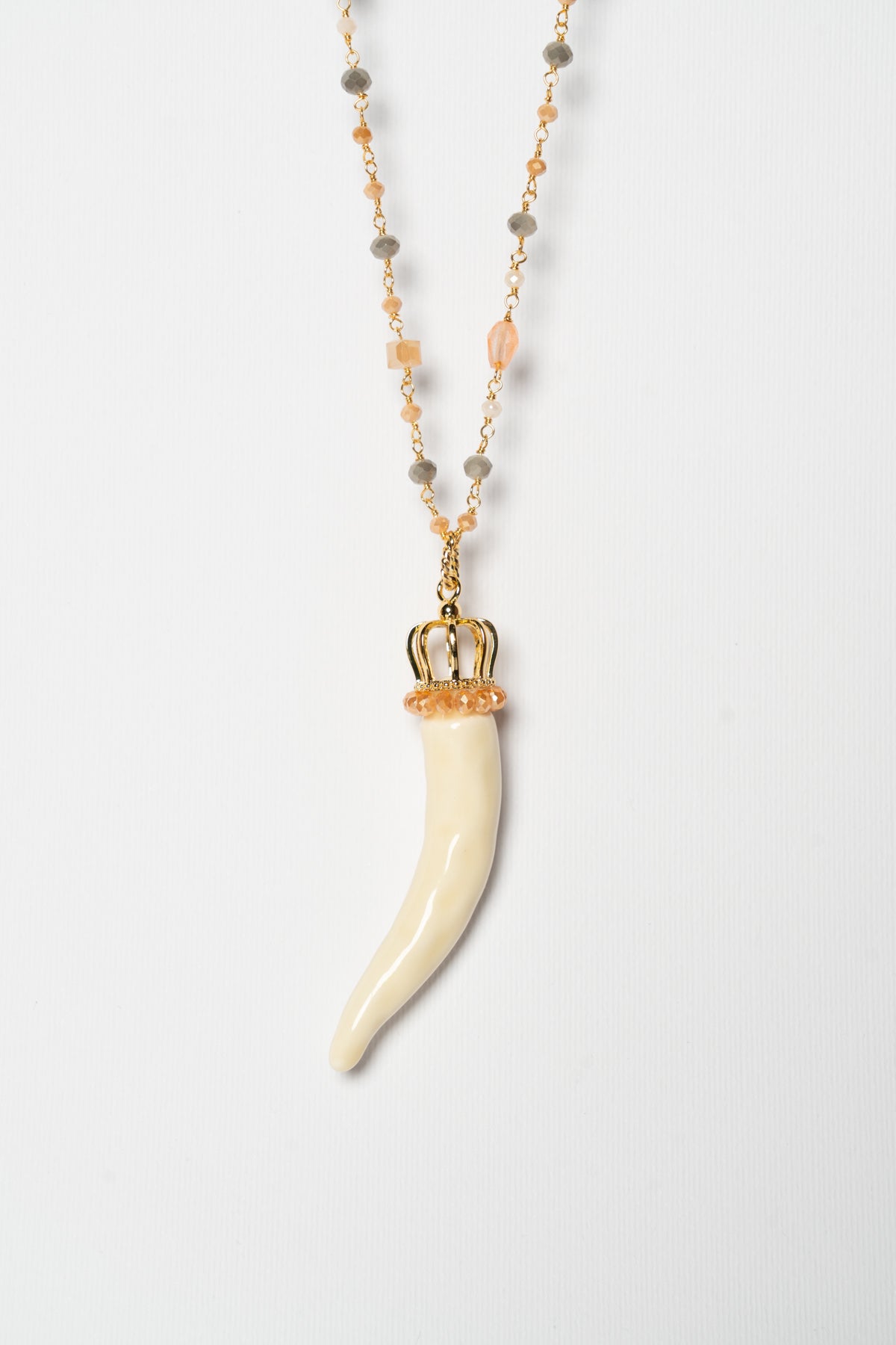SICYLUI - COLLANA CORNO IN CERAMICA LATTE CON CORONA E CORALLINI BEIGE