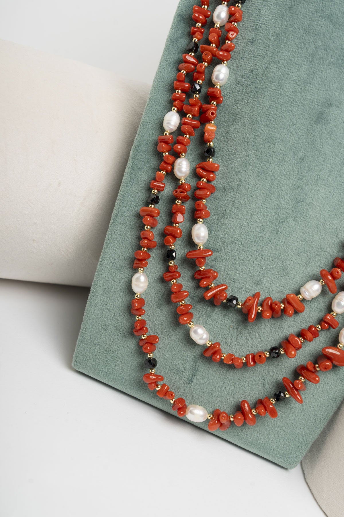 SICYLUI - COLLANA MULTIFILI CORALLO MEDITERRANEO, PERLE E SPINELLI NERI