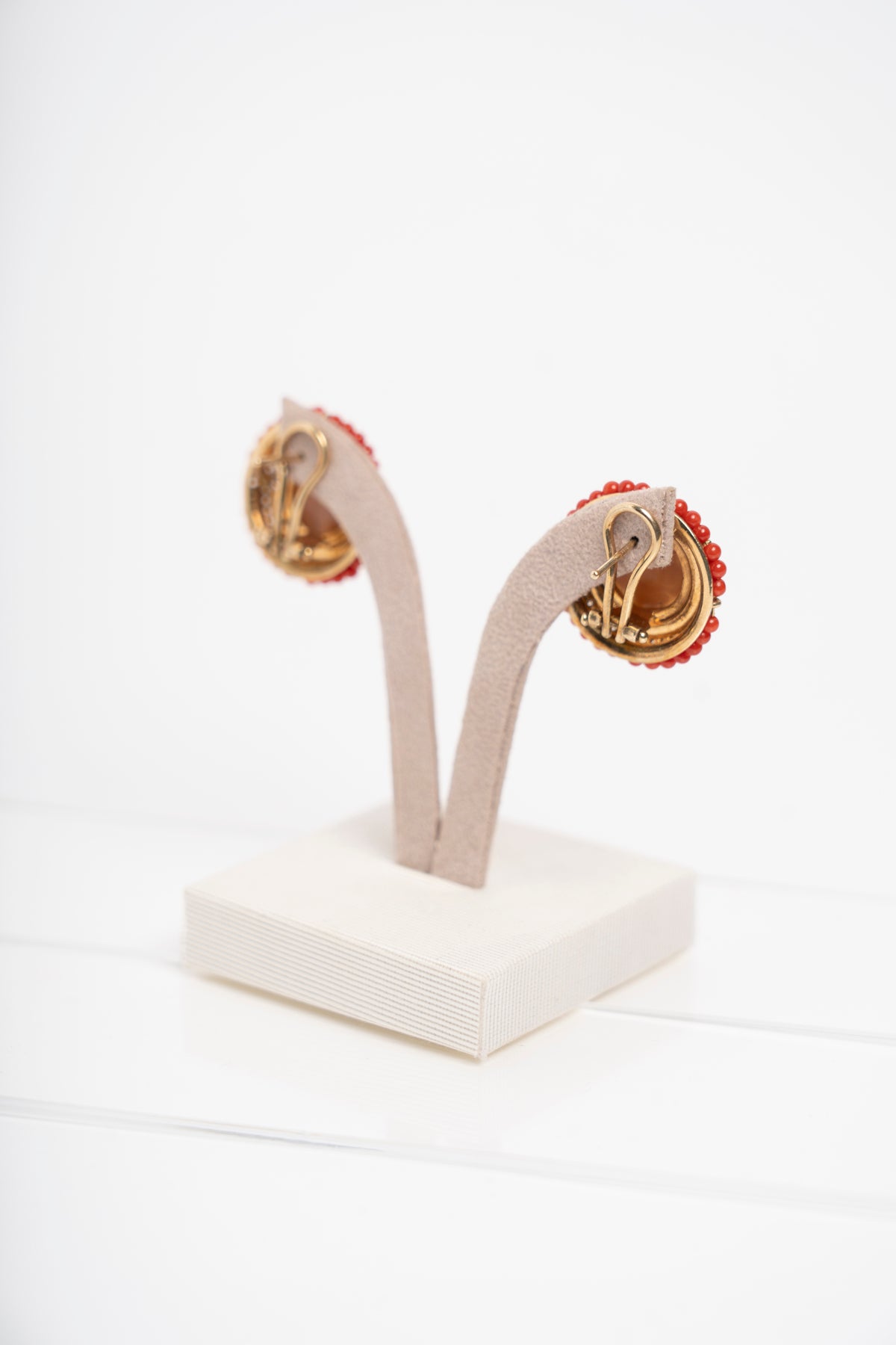 SOARA - ORECCHINI CENTRALE IN CAMEO E DOPPIO GIRO DI SFERE IN CORALLO