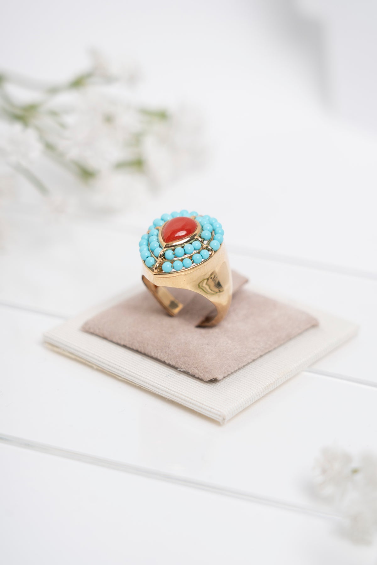 SOARA - ANELLO A GOCCIA CON CENTRALE IN CORALLO E MICROSFERE IN TURCHESE