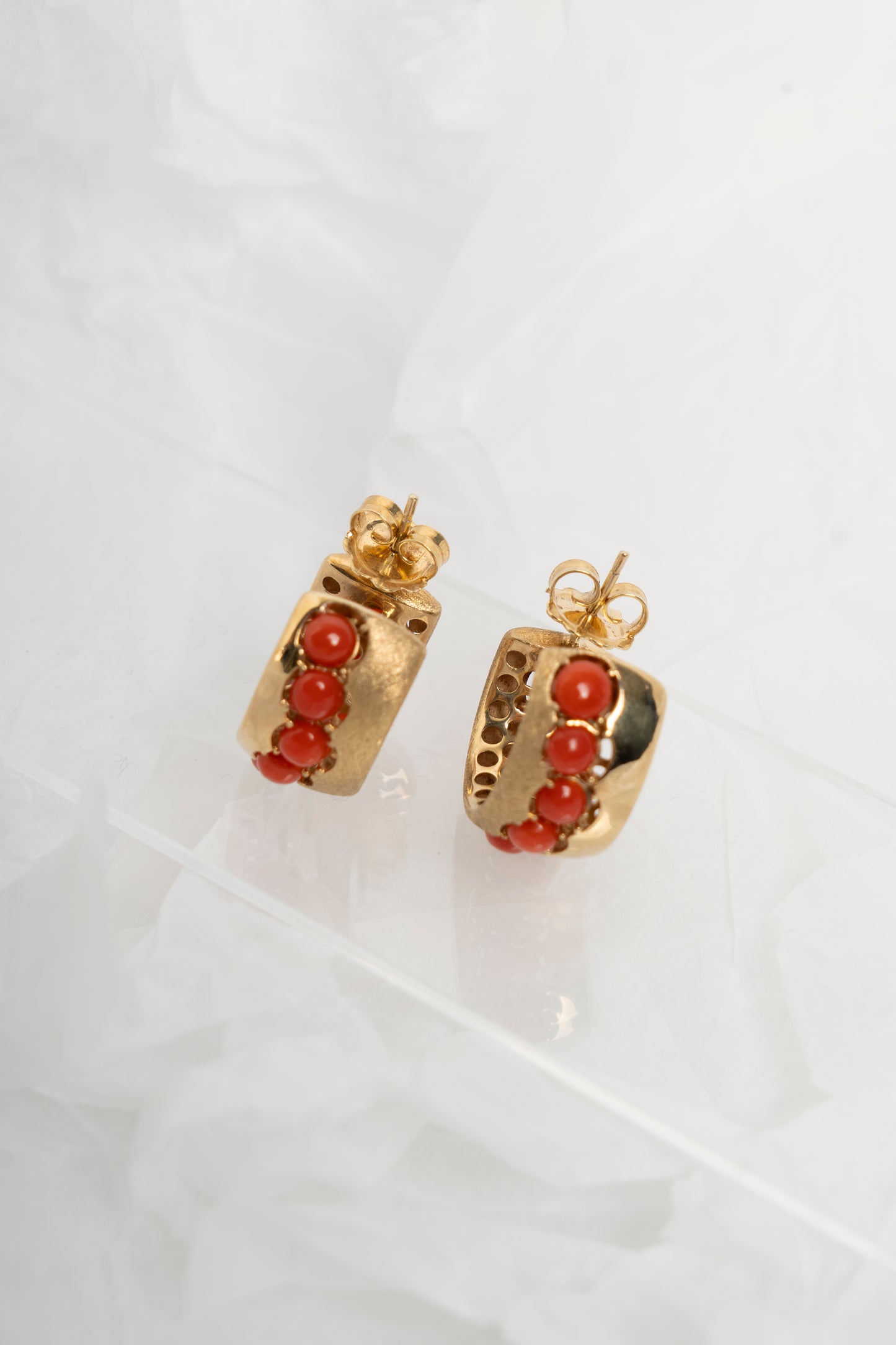 SOARA - ORECCHINI CERCHI ARGENTO DORATO OPACO-LUCIDO CON SFERE LISCE IN CORALLO