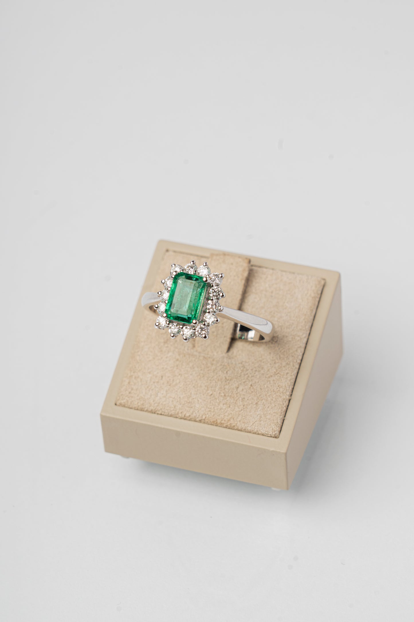 SAR GIOIELLI - ANELLO SMERALDO E DIAMANTI