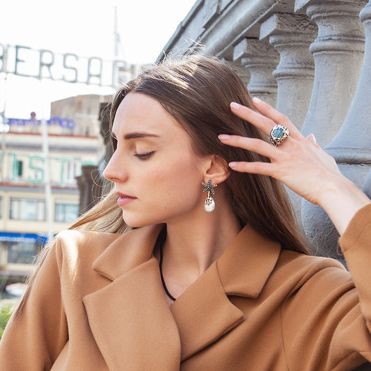NEMORIS - ORECCHINI IN ARGENTO E BRONZO STELLE MARINE E CORALLO CON PENDENTE PERLA