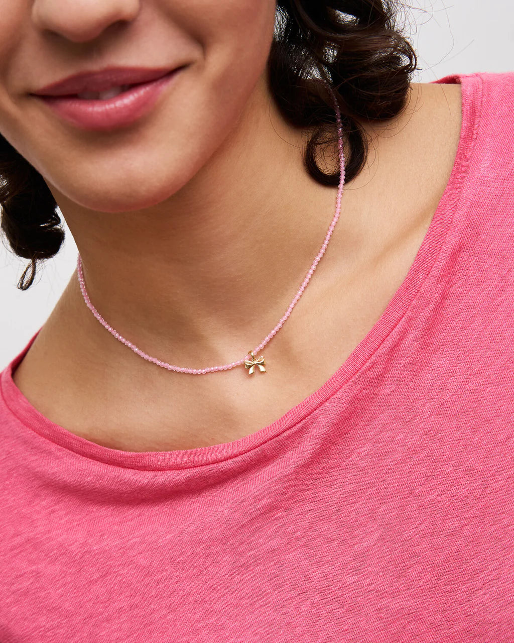COLLANA GIROCOLLO CON FIOCCO DORATO E FIRLO ZIRCONI ROSA