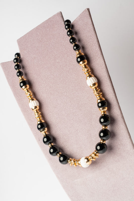 PABLO - COLLANA IN OTTONE DORATOAGATA NERA E POLIMERO BIANCO