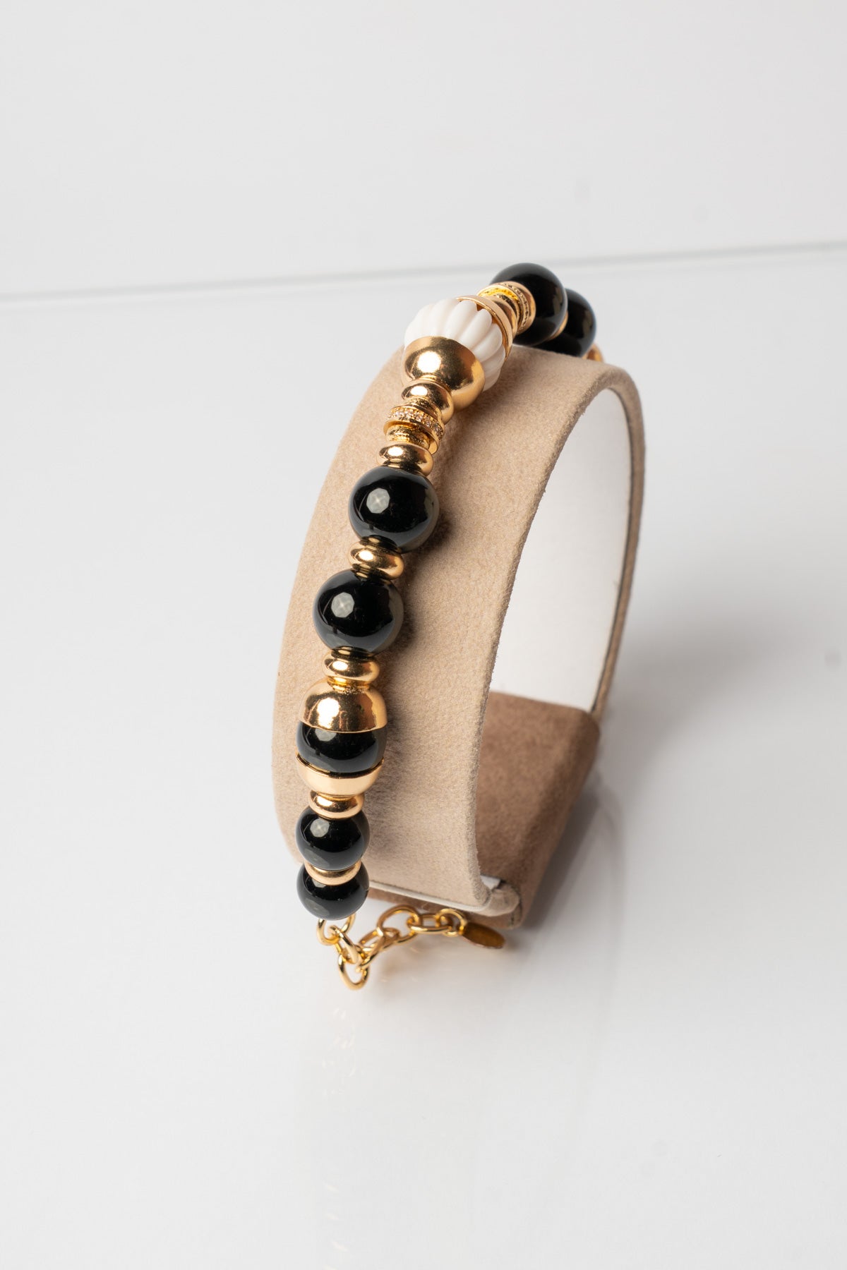 PABLO - BRACCIALE IN OTTONE DORATO AGATA NERA E POLIMERO BIANCO