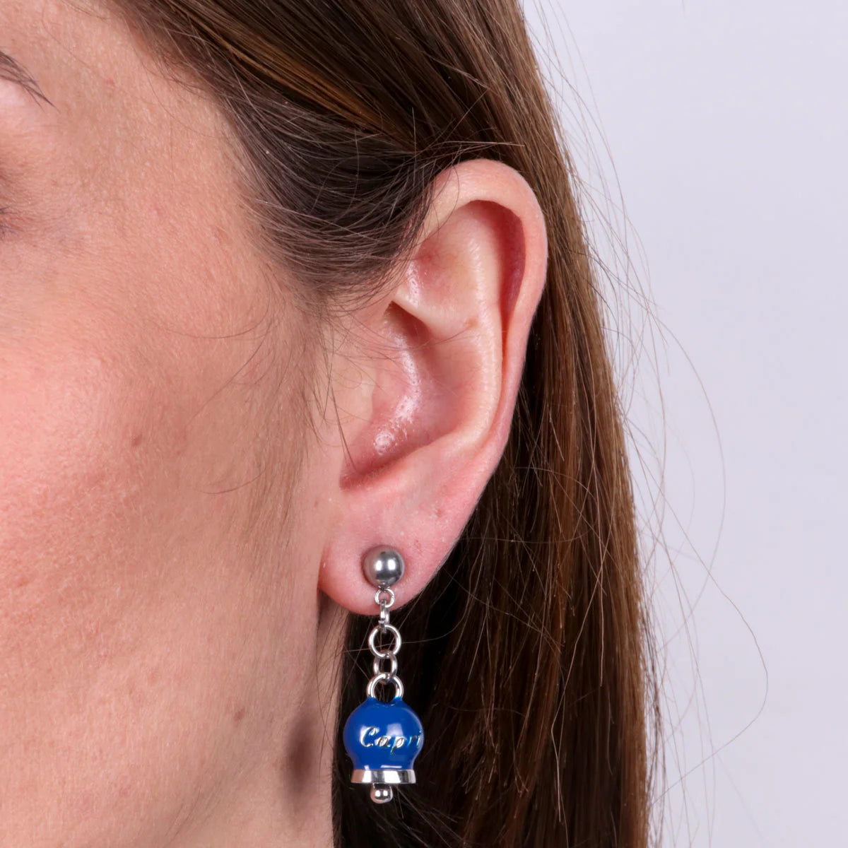 AMO CAPRI - ORECCHINI CON CAMPANELLE PICCOLE PENDENTI SMALTO BLU SCRITTA CAPRI