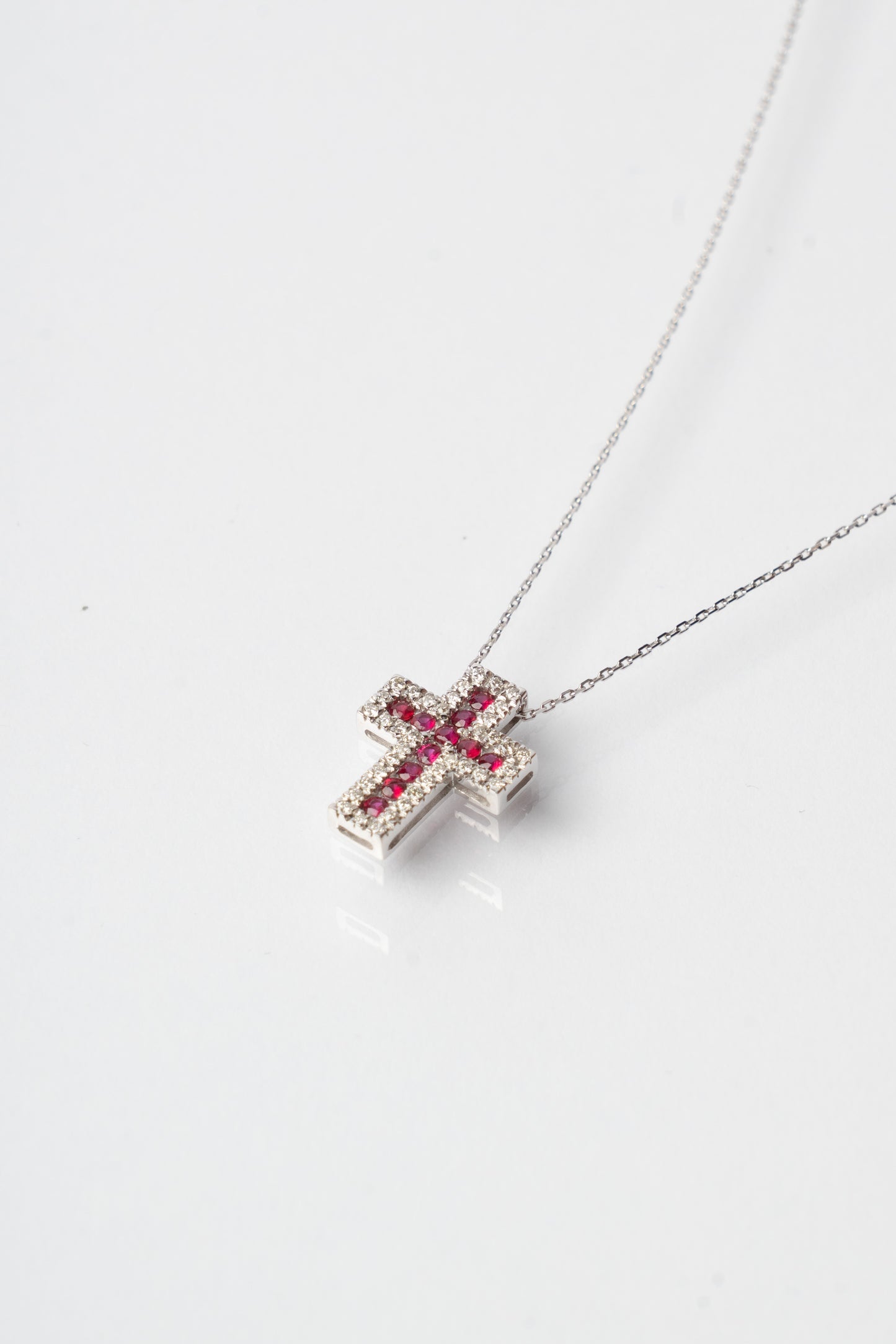 SAR GIOIELLI - COLLANA IN ORO BIANCO E CROCE CON RUBINI E DIAMANTI
