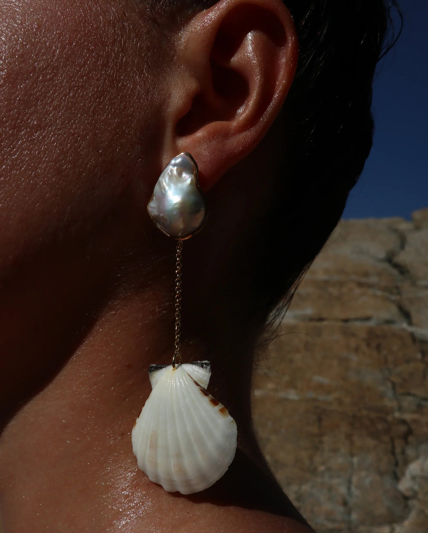 ORECCHINI PENDENTI CON PERLA E CONCHIGLIA