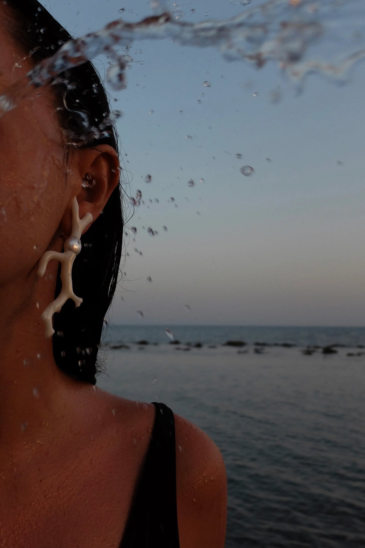 ORECCHINI PENDENTI CORALLO BIANCO E PERLA