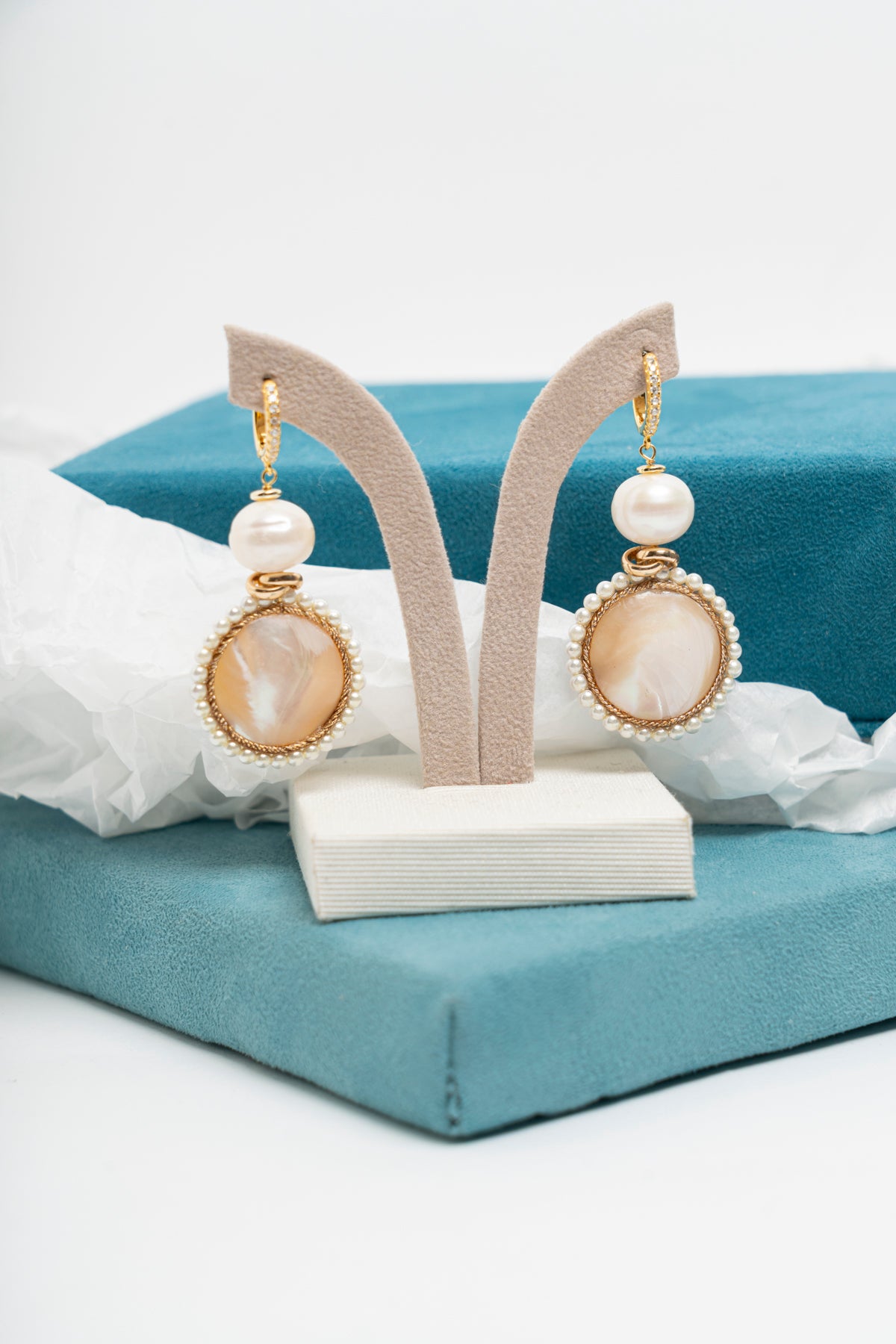 SICYLUI - ORECCHINI PENDENTI CON MADREPERLA E PERLE DI FIUME