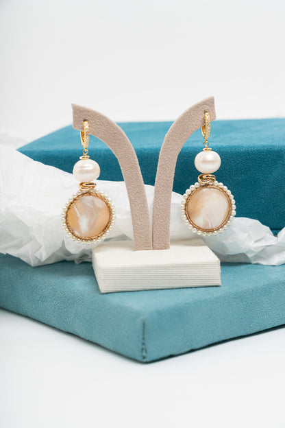 SICYLUI - ORECCHINI PENDENTI CON MADREPERLA E PERLE DI FIUME