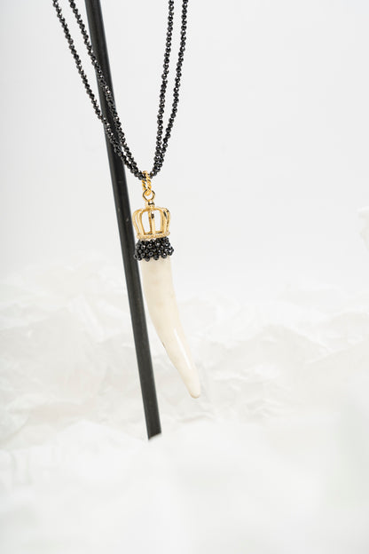 SICYLUI - COLLANA CORNO GRANDE IN CERAMICA PANNA E NERO CON DOPPIA CATENA