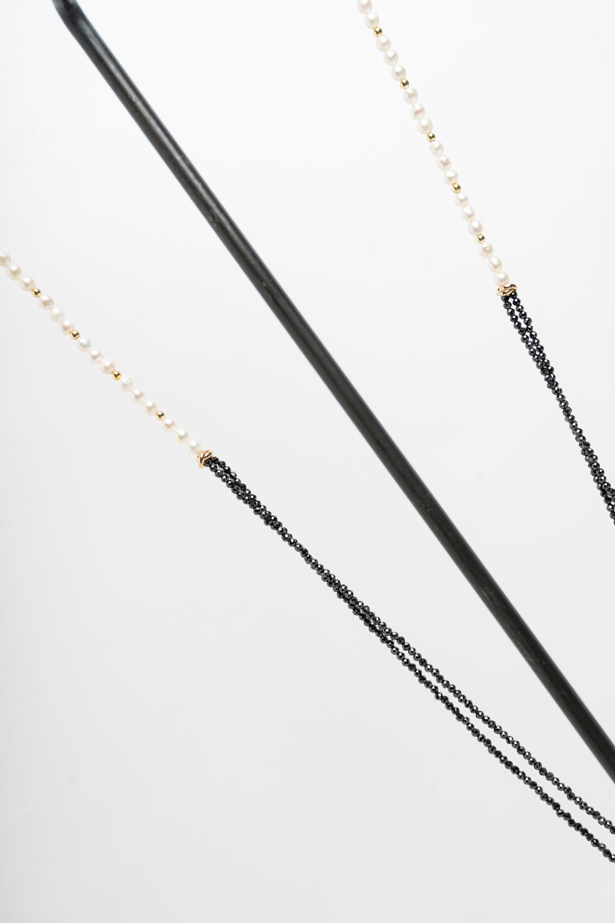 SICYLUI - COLLANA CORNO GRANDE IN CERAMICA PANNA E NERO CON DOPPIA CATENA