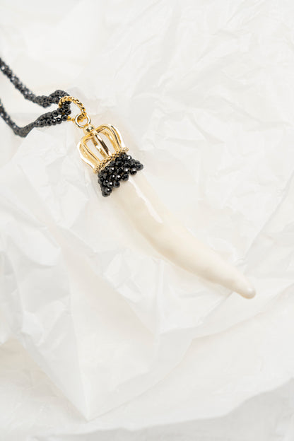 SICYLUI - COLLANA CORNO GRANDE IN CERAMICA PANNA E NERO CON DOPPIA CATENA