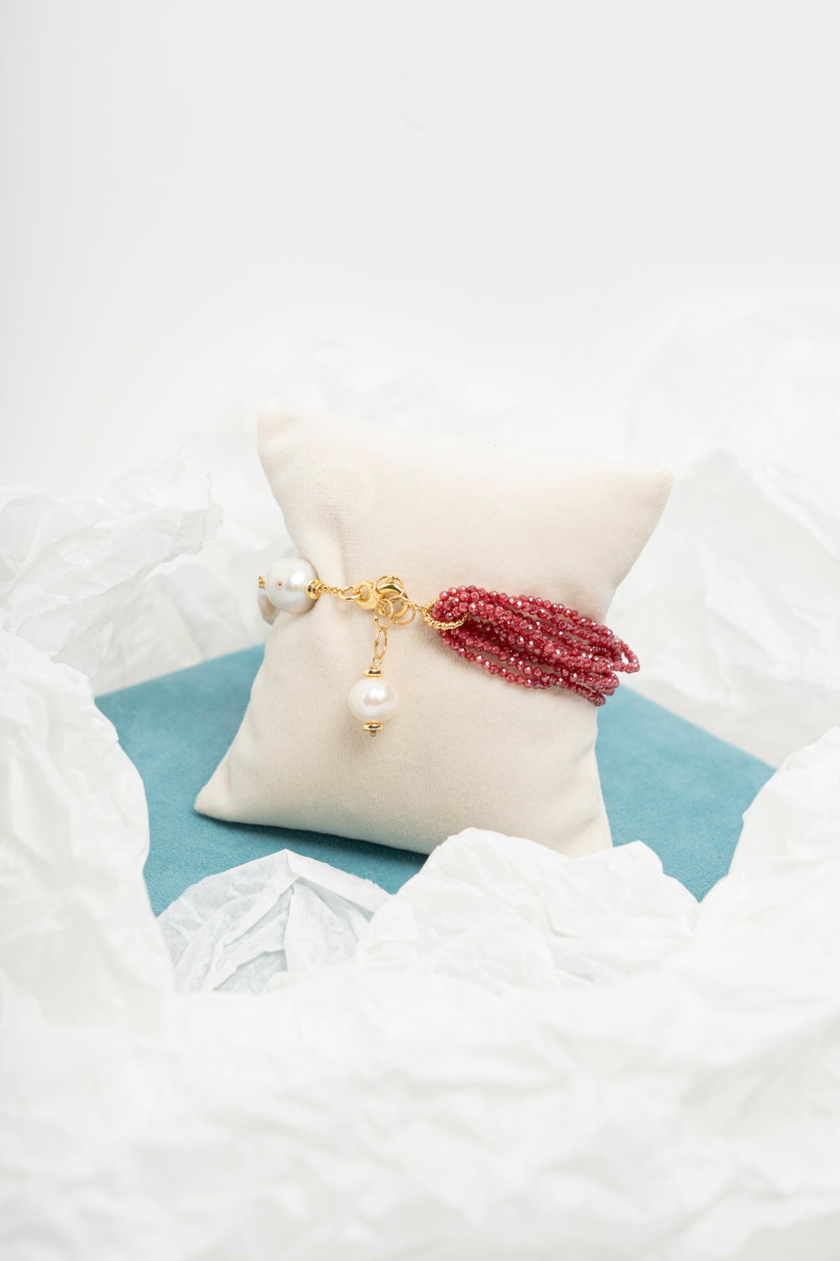 SICYLUI - BRACCIALE CON PERLE SCARAMAZZE E ZIRCONI ROSSI