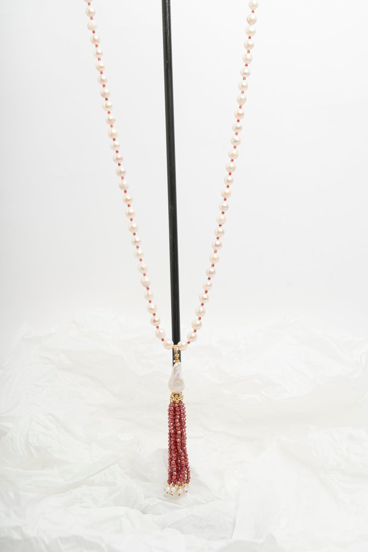 SICYLUI - COLLANA CON PERLE DI FIUME E NAPPA IN ZIRCONI ROSSO RUBINO