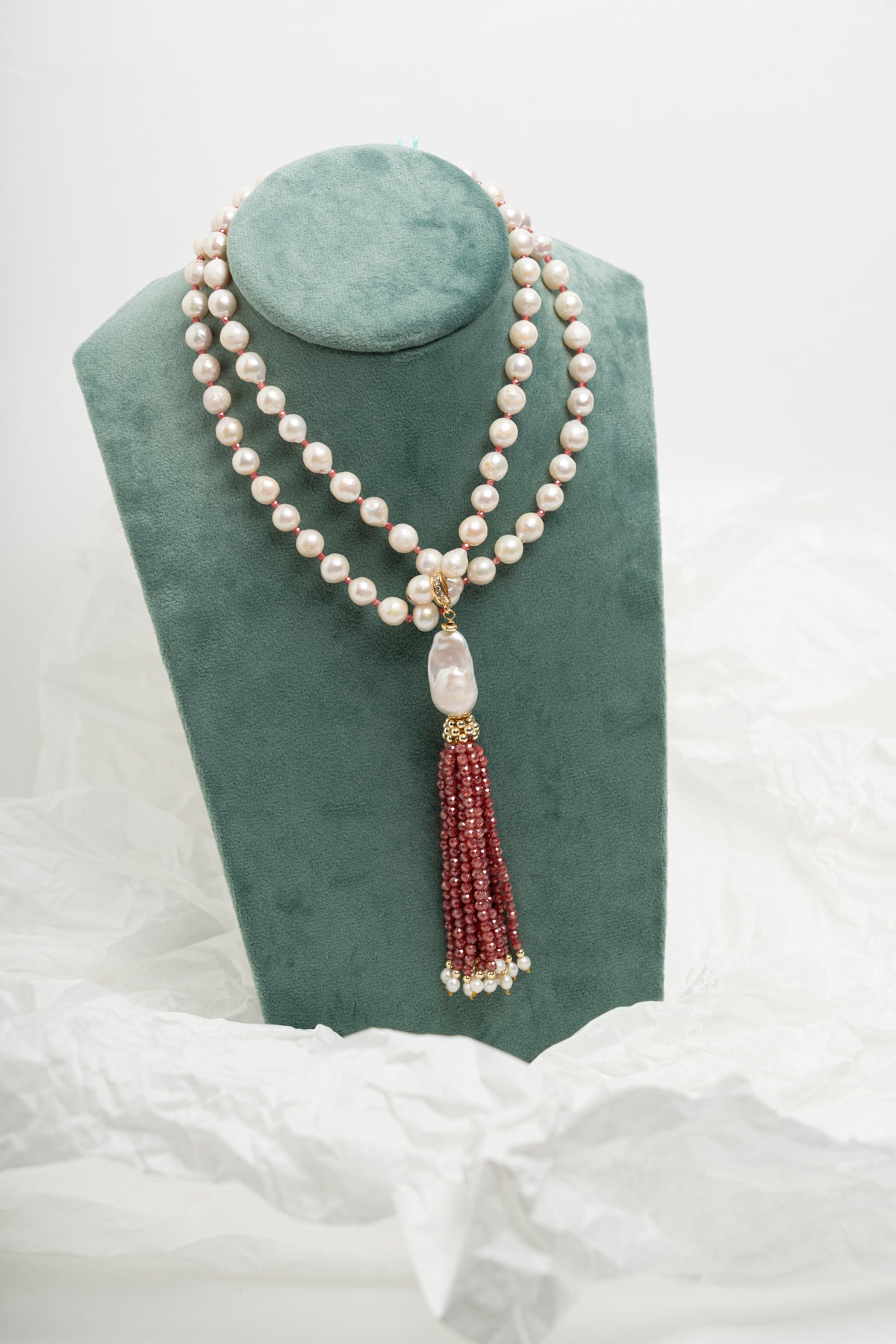 SICYLUI - COLLANA CON PERLE DI FIUME E NAPPA IN ZIRCONI ROSSO RUBINO