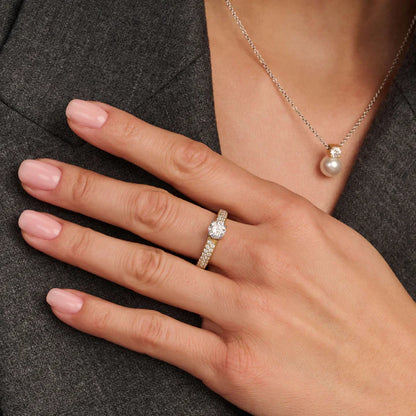 TI SENTO - ANELLO SOLITARIO CON ZIRCONE CENTRALE E PAVE' DI ZIRCONI LATERALI