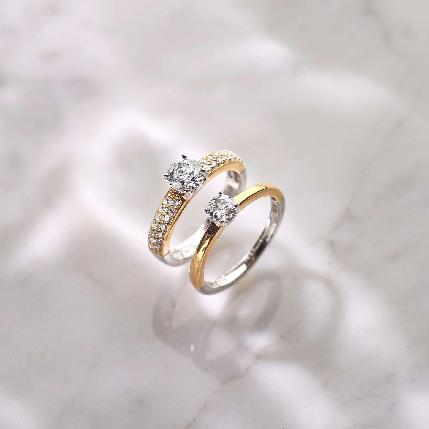 TI SENTO - ANELLO SOLITARIO CON ZIRCONE CENTRALE E PAVE' DI ZIRCONI LATERALI