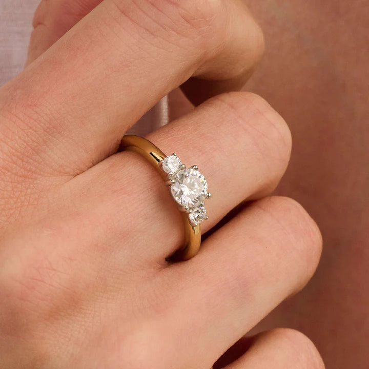 TI SENTO - ANELLO  TRILOGY IN ARGENTO DORATO CON TRE ZIRCONI CENTRALI
