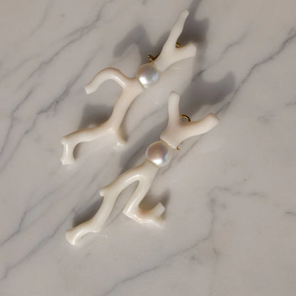 ORECCHINI PENDENTI CORALLO BIANCO E PERLA