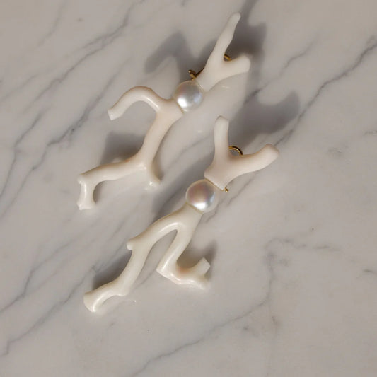 ORECCHINI PENDENTI CORALLO BIANCO E PERLA