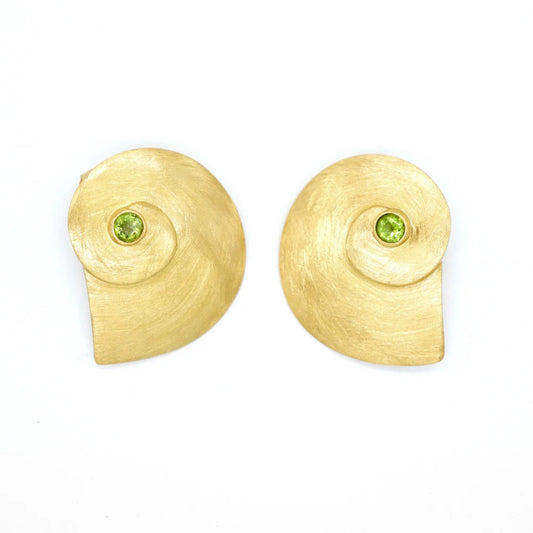 ORECCHINI CONCHIGLIA ARGENTO DORATO CON PERIDOTO