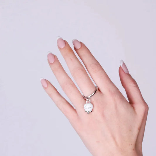 AMO CAPRI - ANELLO ACCIAIO RODIO CON CAMPANELLA MINI SMALTO BIANCO E SCRITTA CAPRI