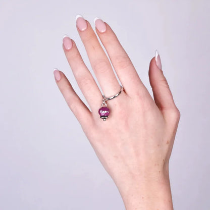 AMO CAPRI - ANELLO ACCIAIO RODIO CON CAMPANELLA MINI BORGOGNA E SCRITTA CAPRI