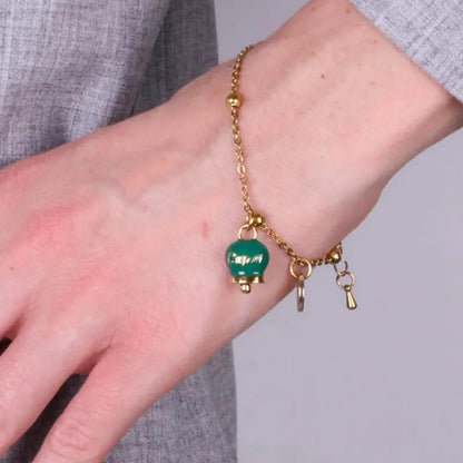 AMO CAPRI - BRACCIALE IN ACCIAIO DORATO CON CAMPANELLA PICCOLA VERDE SCRITTA CAPRI