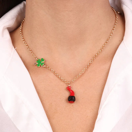 AMO NAPOLI -  COLLANA IN METALLO DORATO CON CORNO ROSSO E QUADRIFOGLIO