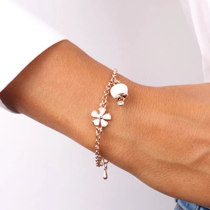 AMO CAPRI - ROSE METAL BRACELET WITH BELL AND WHITE DAISIES