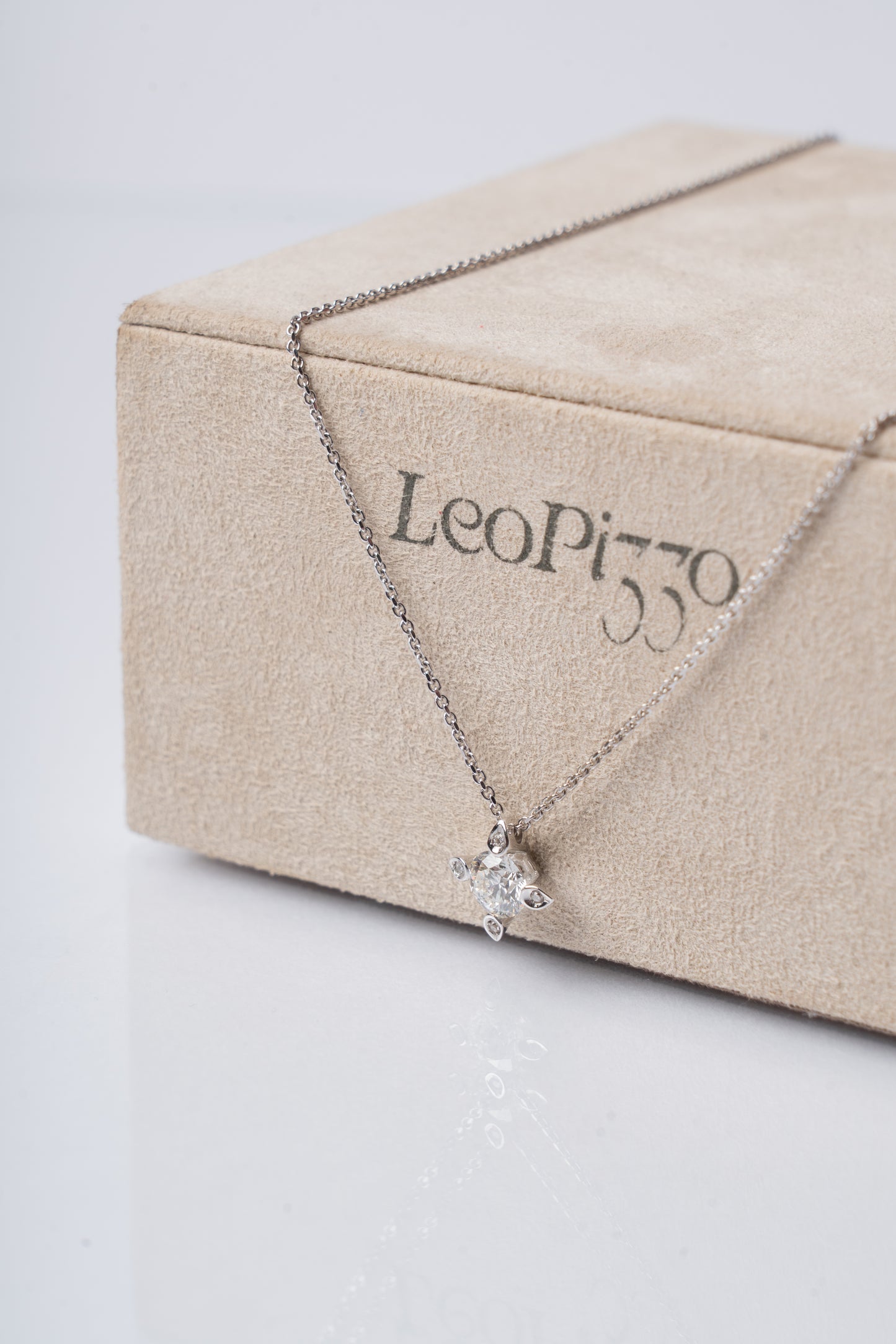 LEO PIZZO - COLLANA PUNTO LUCE  CON DIAMANTE CENTRALE E 4 DIAMANTINI SULLE PUNTE