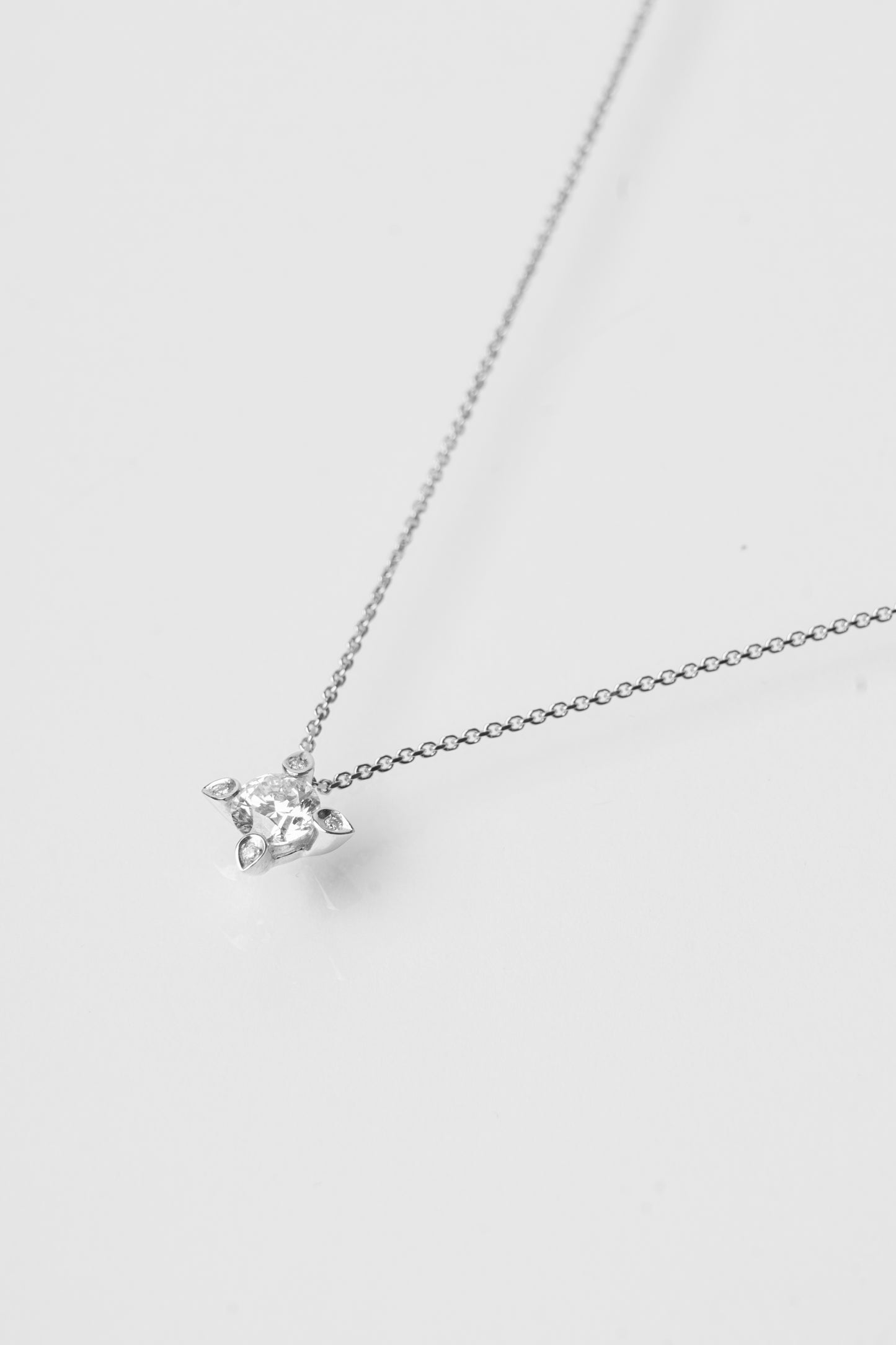 LEO PIZZO - COLLANA PUNTO LUCE  CON DIAMANTE CENTRALE E 4 DIAMANTINI SULLE PUNTE