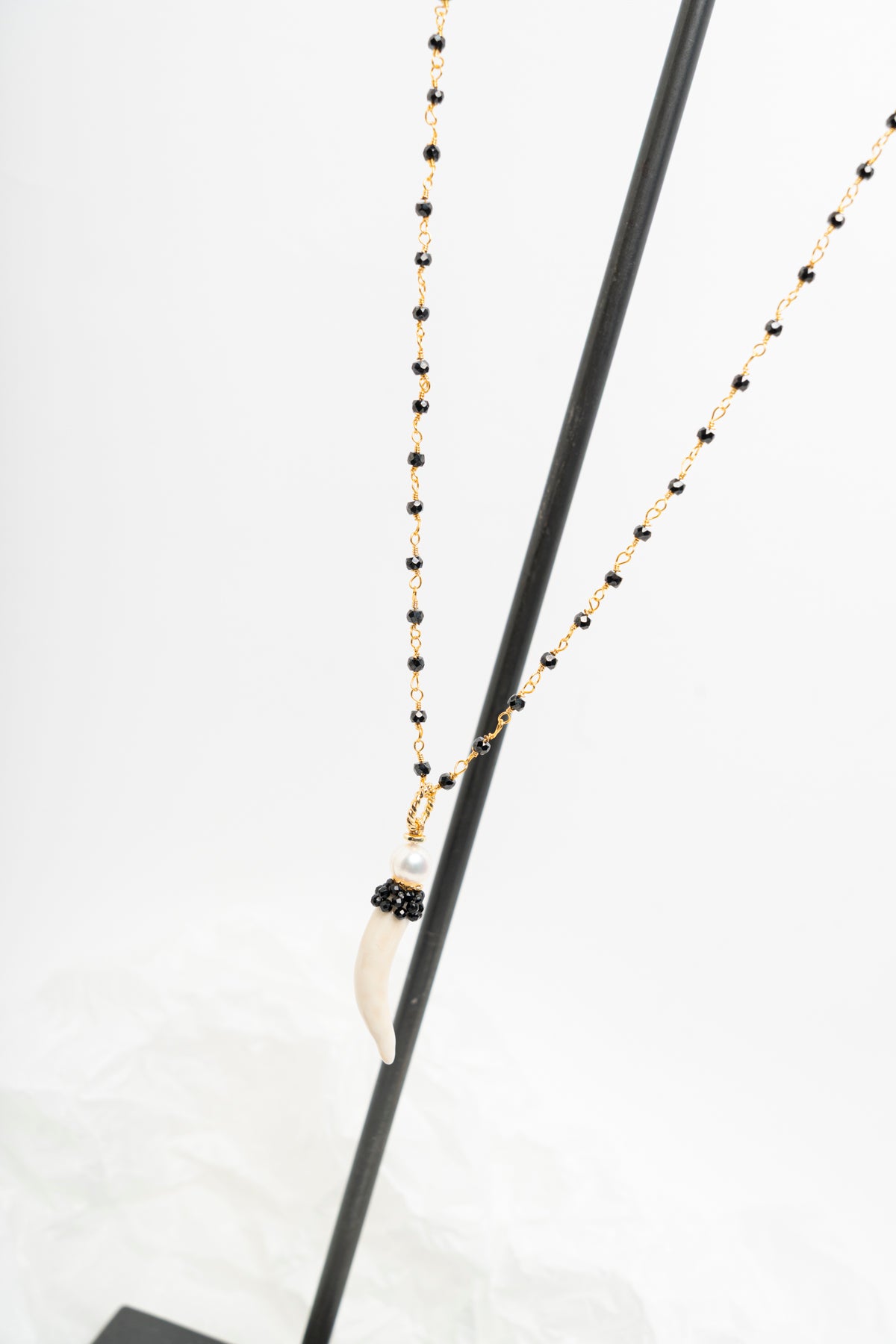 SICYLUI - COLLANA CORNO PICCOLO IN CERAMICA PANNA E NERO CON PERLA