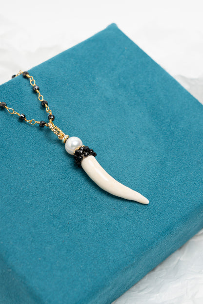 SICYLUI - COLLANA CORNO PICCOLO IN CERAMICA PANNA E NERO CON PERLA