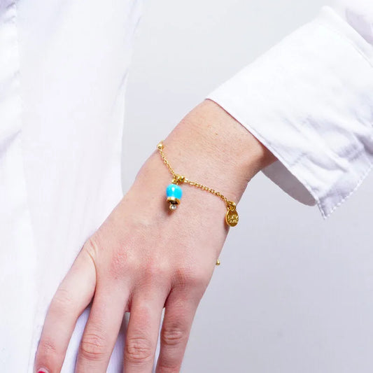 AMO CAPRI - BRACCIALE IN ACCIAIO DORATO MINI CAMPANELLA AZZURRA E CRISTALLO