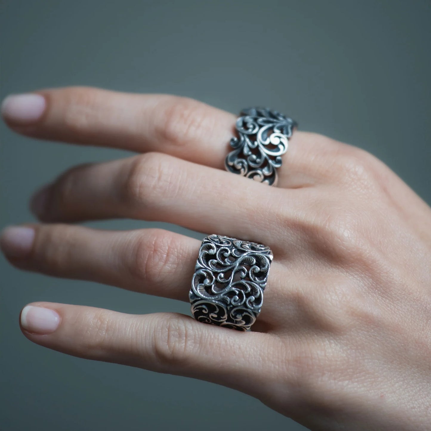 MARIAELUISA JEWELS - ANELLO SQUADRATO A FASCIA IN ARGENTO BRUNITO