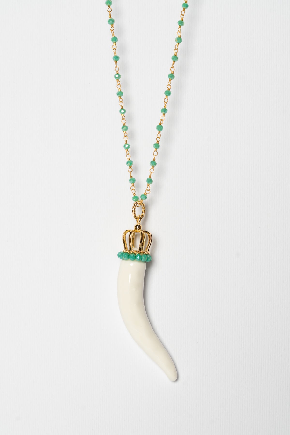 SICYLUI - COLLANA CORNO IN CERAMICA BIANCA CON CORONA E CORALLINI TIFFANY